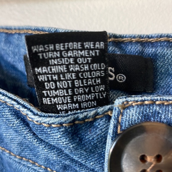 D. Jeans denim skirt with tortoiseshell buttons in size 10. - Picture 6 of 7